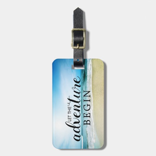 Ruhiger Strand am Ozean Lass Abenteuer Gepäckanhänger (Vorderseite vertikal)