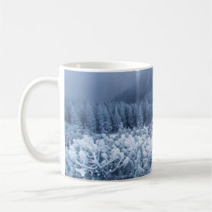 Ruhiger Wintertag auf der Bergspitze Kaffeetasse