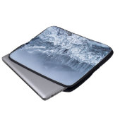 Ruhiger Wintertag auf der Bergspitze Laptopschutzhülle (Vorne Knopf)