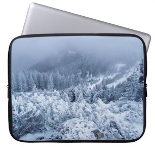 Ruhiger Wintertag auf der Bergspitze Laptopschutzhülle