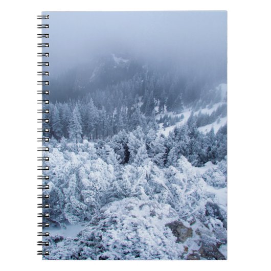 Ruhiger Wintertag auf der Bergspitze Notizblock (Vorderseite)
