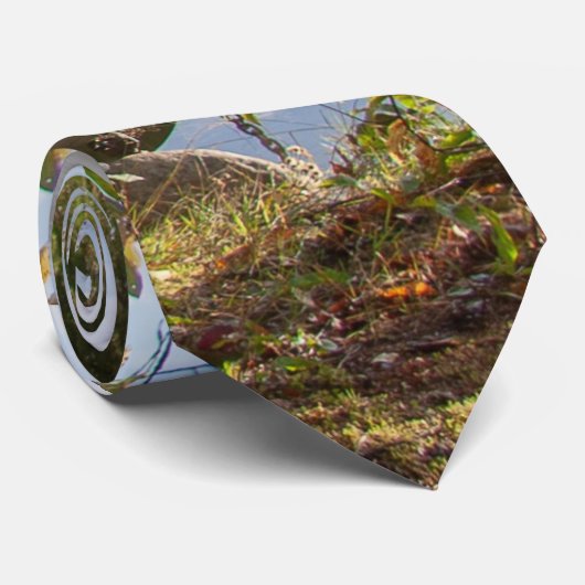 Ruhiges Boot am Seeufer Krawatte (Gerollt)