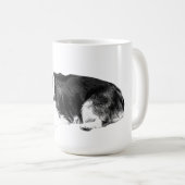 Ruhiges Corgi-Morgenlächeln Kaffeetasse (VorderseiteRechts)