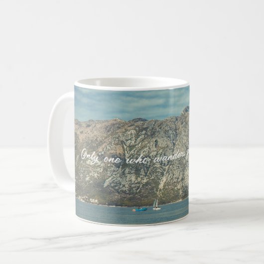 Ruhiges Meer und schöne Berge Kaffeetasse (Vorderseite Links)
