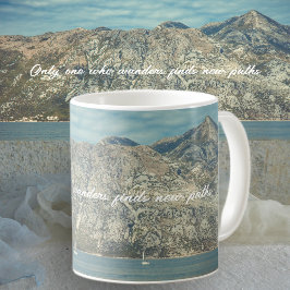 Ruhiges Meer und schöne Berge Kaffeetasse