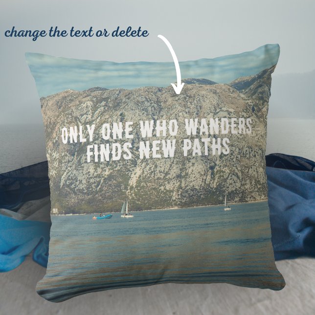 Ruhiges Meer und schöne Berge Kissen (Von Creator hochgeladen)