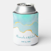 Ruhiges tropisches Grün mit Goldbrasse Hochzeit Dosenkühler (Kanne Rückseite)