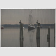 Ruhiges Wasserschiff auf der Wasserseite