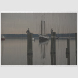 Ruhiges Wasserschiff auf der Wasserseite Seidenpapier