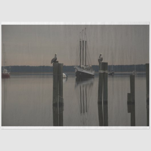 Ruhiges Wasserschiff auf der Wasserseite Seidenpapier (Vorderseite)