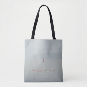 Ruhiges Wintermeer und roter Leuchtturm Tasche