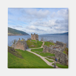 Ruinen des Urquhart Castle entlang von Loch Ness,  Magnet