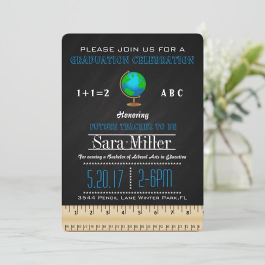 Ruler & Globe Lehrer Abschluss Einladung (Stehend Vorderseite)