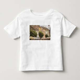 Rumänien, Sibiu. Neustadt. RF) Kleinkind T-shirt