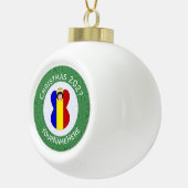 Rumänische Engel-Weihnachtsfahne Personalisiert Keramik Kugel-Ornament (Rechts)