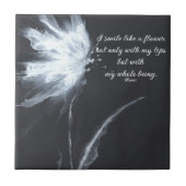 Rumi Quote Blume Schwarz-weiß Fliese (Vorderseite)