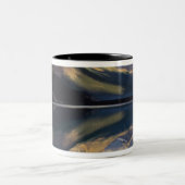 Rumpf am Banff Lake in Kanada (MR) Zweifarbige Tasse (Mittel)