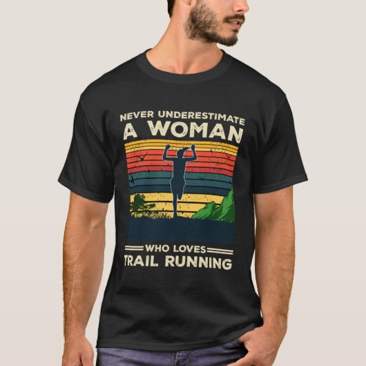 Run Runner Trail Running Never Underestimate A Wom T-Shirt (Vorderseite)