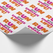 Run und Embrace Life Orange Pink Geschenkpapier (Ecke)