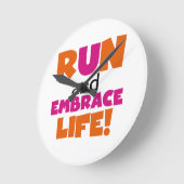 Run und Embrace Life Orange Pink Runde Wanduhr (Winkel)