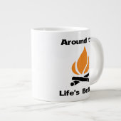 Rund um das Campfire Life's Better Jumbo-Tasse (Vorderseite Rechts)
