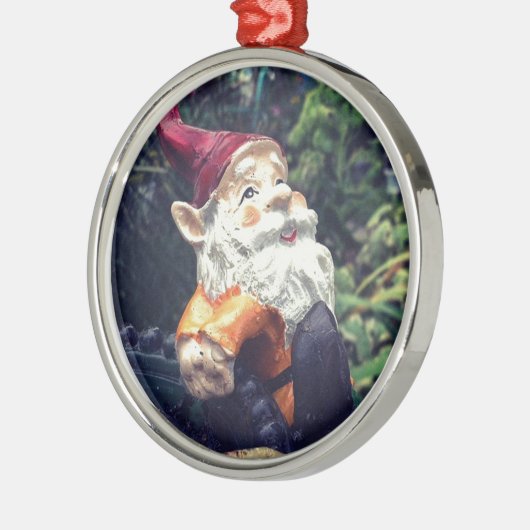 Rund um den Gnome im Garten. Ornament Aus Metall (Links)