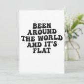 Rund um die Welt und es ist flaches Funny Geschenk Einladung (Stehend Vorderseite)
