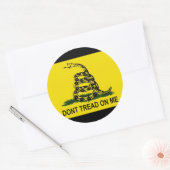 Rundaufkleber für die Gadsdenflagge (gelb/schwarz) Runder Aufkleber (Umschlag)