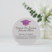 Runde Feiern Einladung zur Lila Graduate Cap (Stehend Vorderseite)