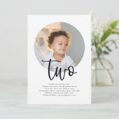 Runde Foto Zwei Geburtstage Einladung (Stehend Vorderseite)