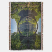 Runde Graue Felsbrücke über einen Fluss im Wald Decke (Vorderseite Vertikal)