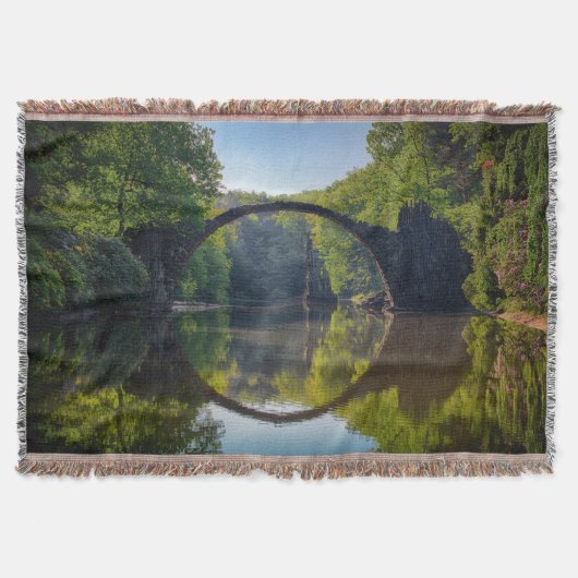 Runde Graue Felsbrücke über einen Fluss im Wald Decke (Vorderseite)