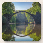 Runde Graue Felsbrücke über einen Fluss im Wald Getränkeuntersetzer (Vorderseite)