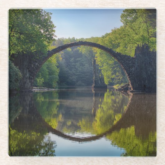 Runde Graue Felsbrücke über einen Fluss im Wald Glasuntersetzer (Vorderseite)