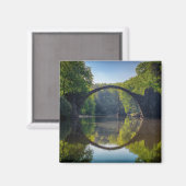 Runde Graue Felsbrücke über einen Fluss im Wald Magnet (Vorderseite/Rückseite)