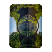 Runde Graue Felsbrücke über einen Fluss im Wald Magnet (Vertikal)