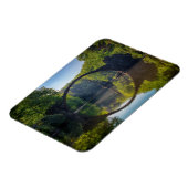 Runde Graue Felsbrücke über einen Fluss im Wald Magnet (Linke Seite)