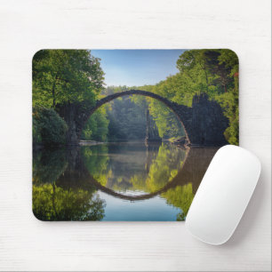 Runde Graue Felsbrücke über einen Fluss im Wald Mousepad