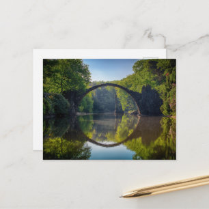 Runde Graue Felsbrücke über einen Fluss im Wald Postkarte