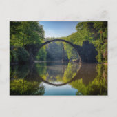 Runde Graue Felsbrücke über einen Fluss im Wald Postkarte (Vorderseite)