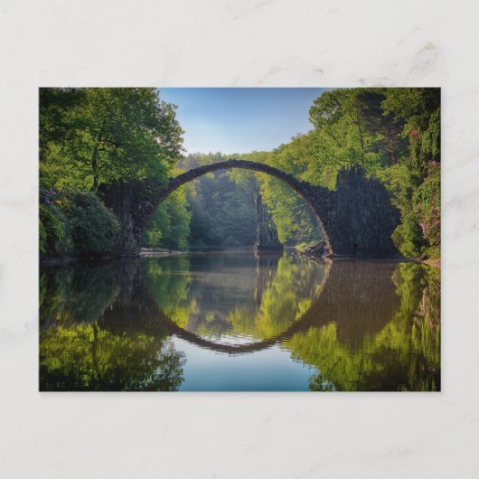 Runde Graue Felsbrücke über einen Fluss im Wald Postkarte (Vorderseite)