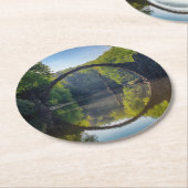 Runde Graue Felsbrücke über einen Fluss im Wald Runder Pappuntersetzer (Angewinkelt)