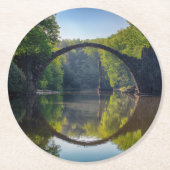 Runde Graue Felsbrücke über einen Fluss im Wald Runder Pappuntersetzer (Vorderseite)