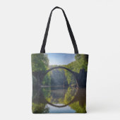 Runde Graue Felsbrücke über einen Fluss im Wald Tasche (Rückseite)