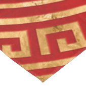 Runde griechische Ornamente - Gold auf Rot Tischdecke (Schrägansicht)