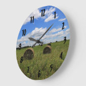 Runde Hay Bales in Bauern Sommerfeld Große Wanduhr (Winkel)