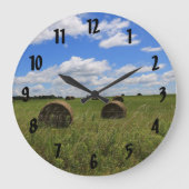 Runde Hay Bales in Bauern Sommerfeld Große Wanduhr (Vorderseite)