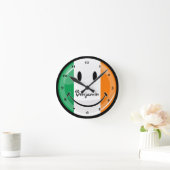 Runde lächelnde irische Flagge Wanduhr (Zuhause)