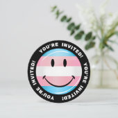 Runde lächelnde Transgender-Flagge Einladung (Stehend Vorderseite)