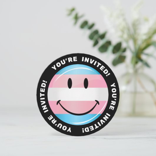 Runde lächelnde Transgender-Flagge Einladung (Stehend Vorderseite)